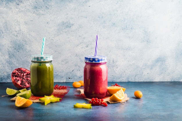 Kostenloses Foto stillleben von zwei gesunden smoothies