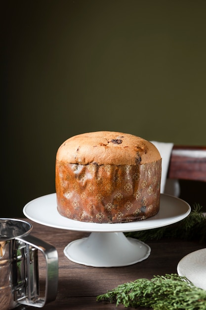 Stilllebenkomposition aus köstlichem Panettone mit Kopierraum