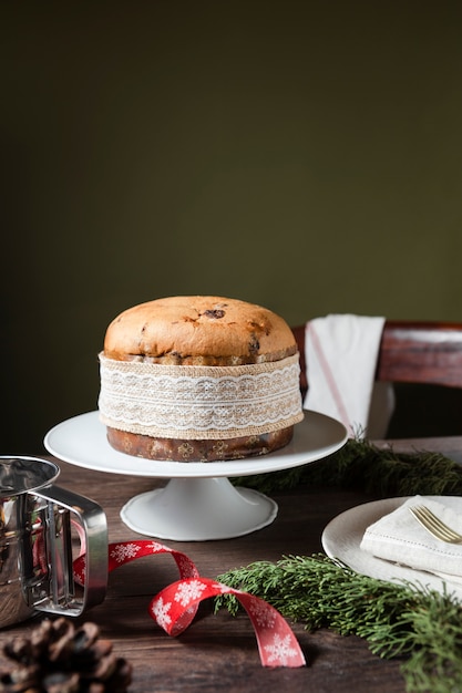 Stilllebenkomposition aus köstlichem Panettone mit Kopierraum