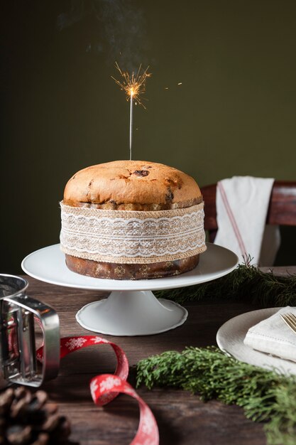 Stilllebenkomposition aus köstlichem Panettone