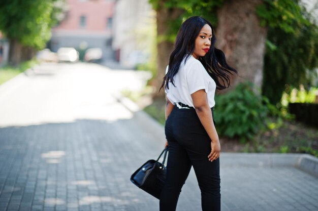 Stilvolle afroamerikanische Geschäftsfrau auf den Straßen der Stadt