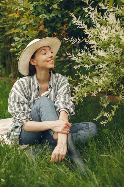 Stilvolle Frau, die Zeit in einem Frühlingspark verbringt