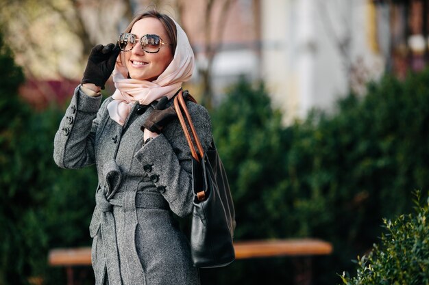 Stilvolle Frau im Freien genießen