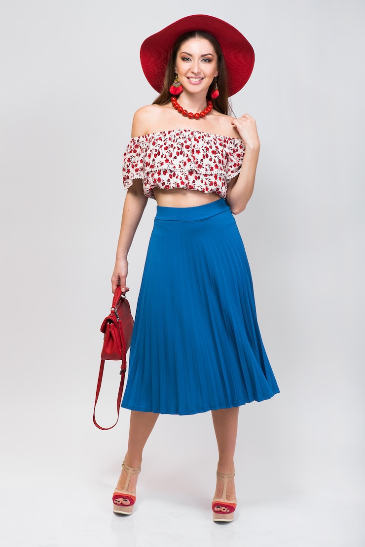 Kostenlose Foto stilvolle frau im sommeroutfit isoliert posiert im modetrend isoliert