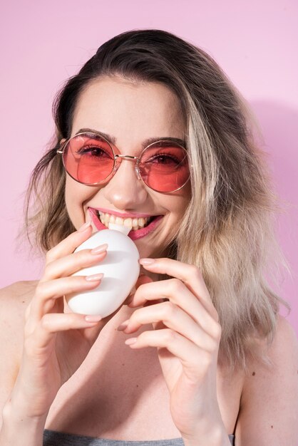 Stilvolle Frau mit Ballon