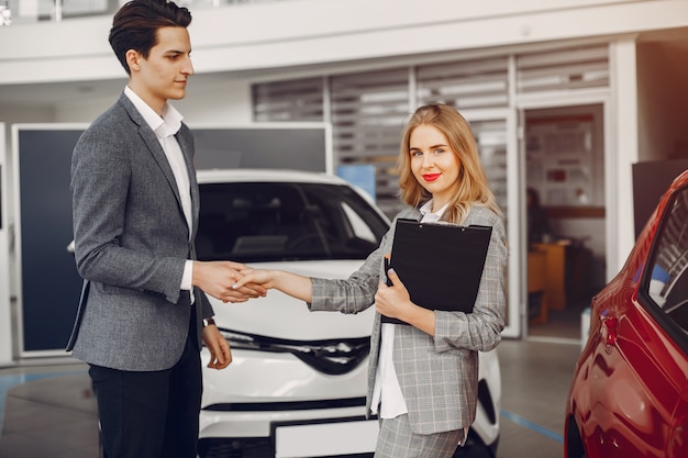 Stilvolle Frau zwei in einem Autosalon