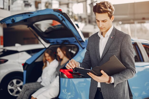 Stilvolle Frau zwei in einem Autosalon