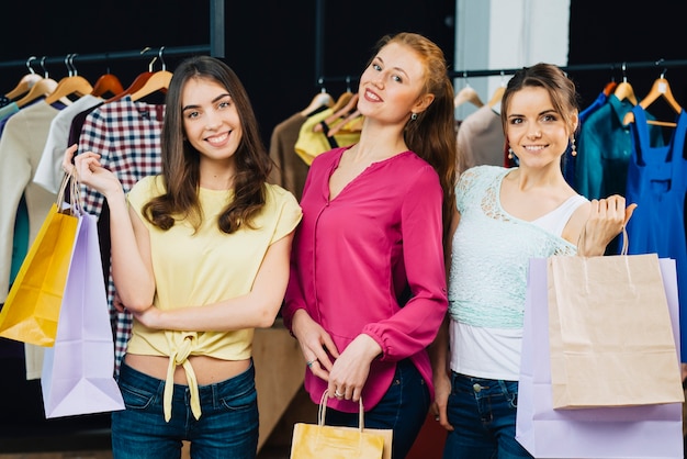 Stilvolle Frauen mit Papiertüten