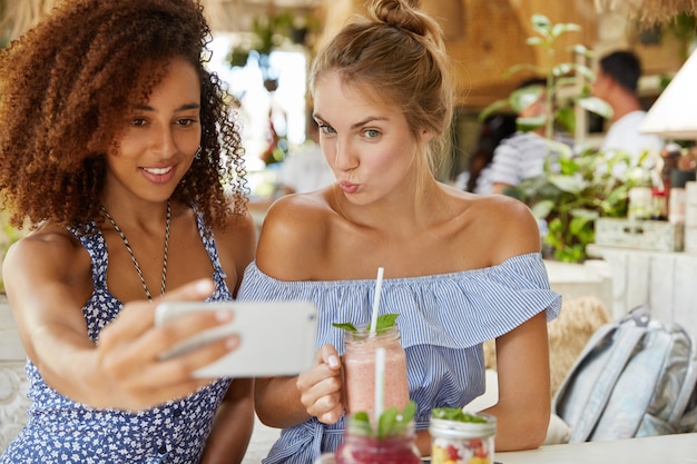 Stilvolle Freunde, die im Café sitzen