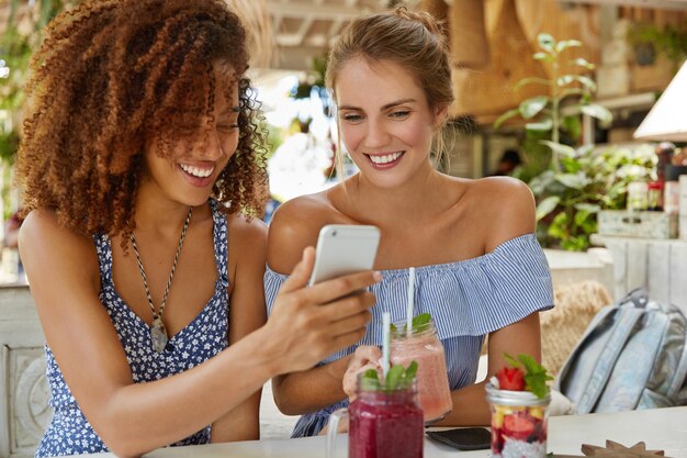 Stilvolle Freunde, die im Café sitzen