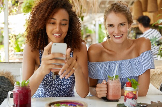 Stilvolle Freunde, die im Café sitzen