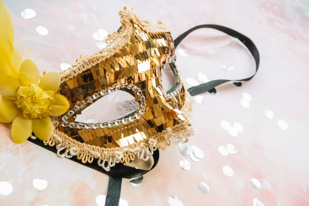 Kostenloses Foto stilvolle goldene maske für karneval