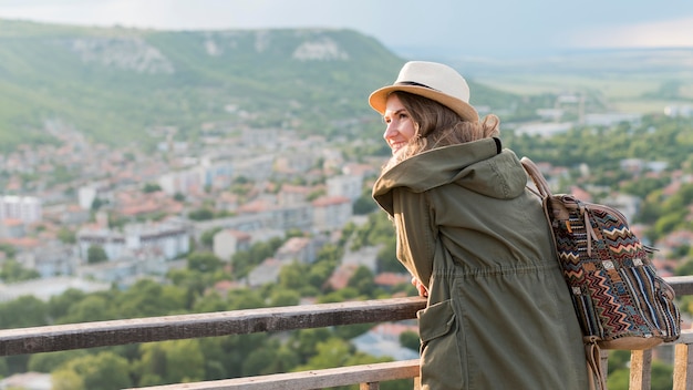 Stilvolle junge Frau, die Reise im Freien genießt