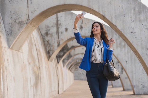 Kostenloses Foto stilvolle mädchen eine selfie nehmen