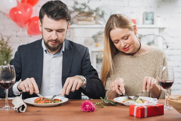 Stilvolle Paare, die am romantischen Datum essen