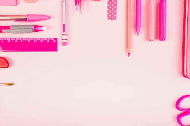 Stilvolle rosa Komposition von Schreibwaren