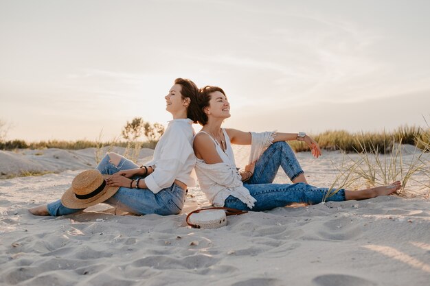 Stilvolle schöne Frauen in den Sommerferien am Strand, böhmischer Stil, Spaß haben