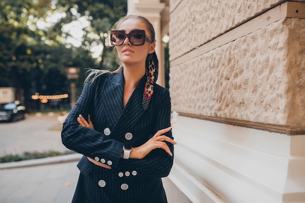 Kostenloses Foto stilvolle sexy frau gekleidet im eleganten smokinganzug, der in der stadt am sommerherbsttag geht