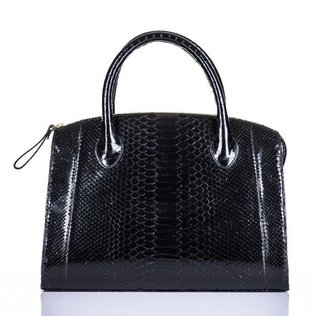Stilvolle Tasche der modischen Frau lokalisiert auf weißem Hintergrund. Schöne schwarze Luxusleder weibliche Handtasche. Luxuszubehör.