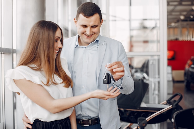 Stilvolle und elegante Familie in einem Autosalon