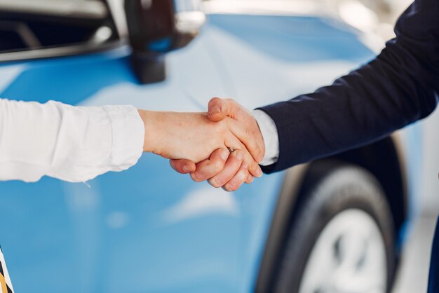 Stilvolle und elegante Frau in einem Autosalon