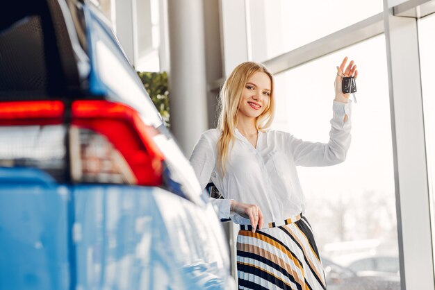 Stilvolle und elegante Frau in einem Autosalon