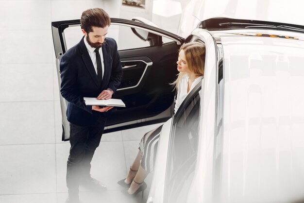 Stilvolle und elegante Frau in einem Autosalon