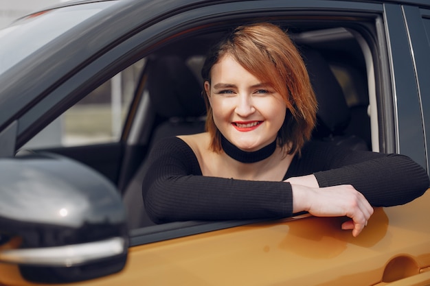 Stilvolle und elegante Frau in einem Autosalon