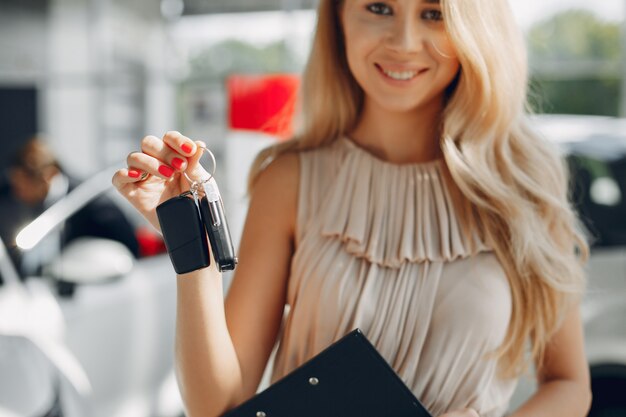 Stilvolle und elegante Frau in einem Autosalon