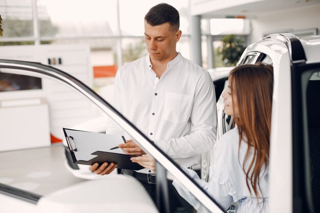 Stilvolle und elegante frau in einem autosalon