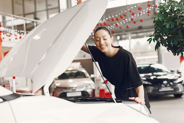 Stilvolle und elegante Frau in einem Autosalon