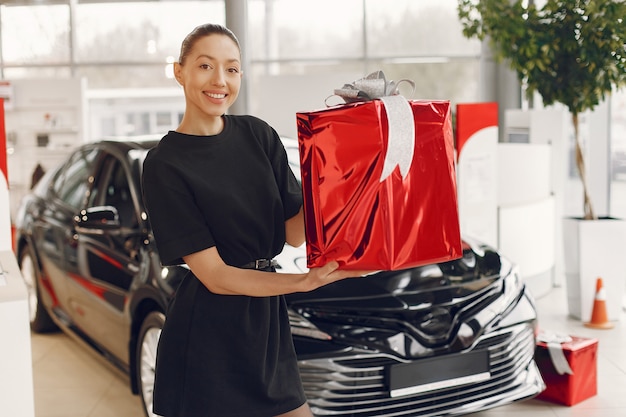 Stilvolle und elegante Frau in einem Autosalon