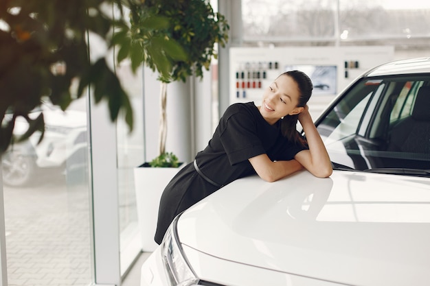 Stilvolle und elegante Frau in einem Autosalon