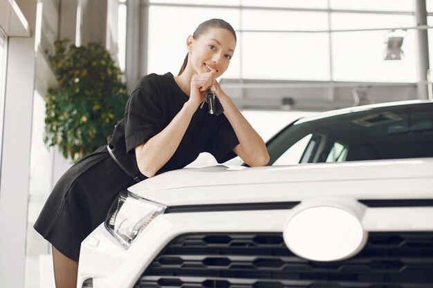 Stilvolle und elegante Frau in einem Autosalon