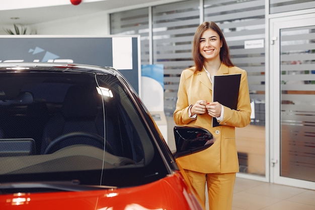 Stilvolle und elegante Frau in einem Autosalon