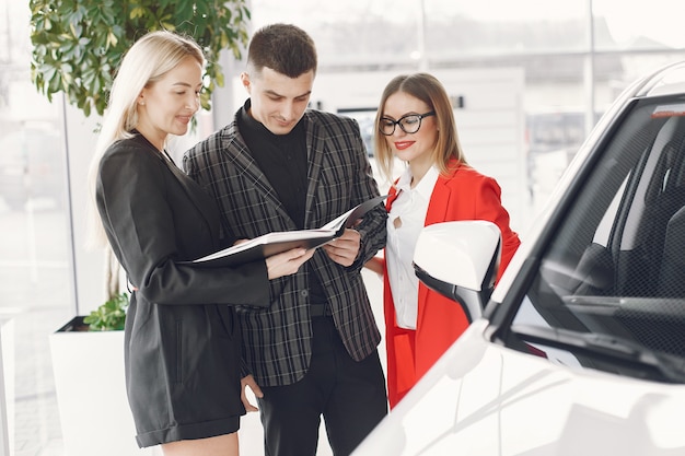 Stilvolle und elegante Menschen in einem Autosalon