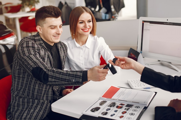 Kostenlose Foto stilvolle und elegante menschen in einem autosalon