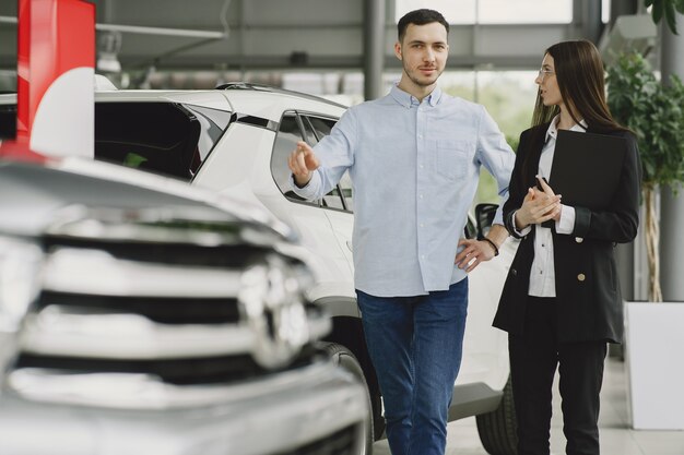 Stilvolle und elegante Menschen in einem Autosalon