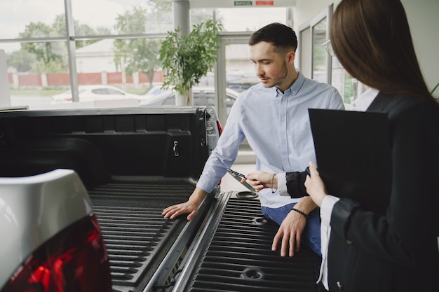 Stilvolle und elegante Menschen in einem Autosalon