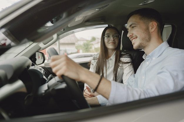 Stilvolle und elegante Menschen in einem Autosalon