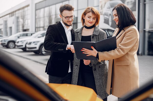 Stilvolle und elegante Paare im Autosalon