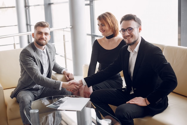 Stilvolle und elegante Paare in einem Autosalon