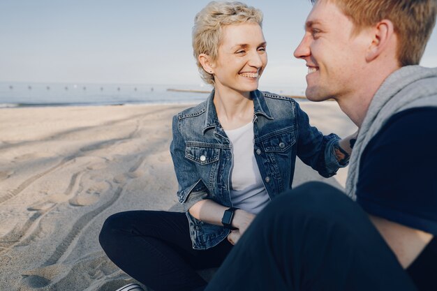 stilvolle und schöne Frau mit dem kurzen hellen Haar, gekleidet in einer Blue Jeans-Jacke