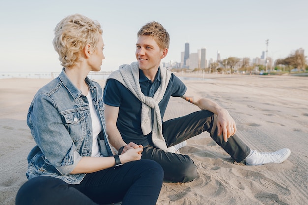 Kostenloses Foto stilvolle und schöne frau mit dem kurzen hellen haar, gekleidet in einer blue jeans-jacke