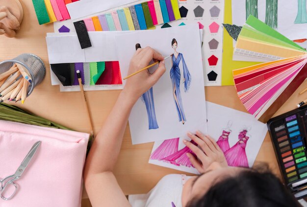Stilvolle Zeichnungen des Modedesigners skizzieren Textilmaterial Kostümdesigner kreativ