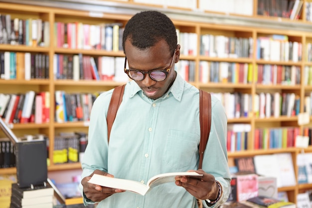 Stilvoller afroamerikanischer Mann in der Bibliothek