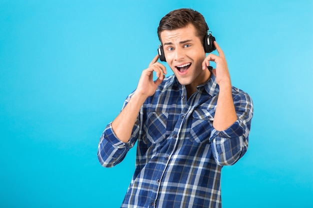 stilvoller attraktiver hübscher junger Mann, der Musik auf kabellosen Kopfhörern hört