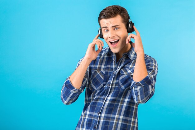 stilvoller attraktiver hübscher junger Mann, der Musik auf kabellosen Kopfhörern hört