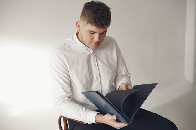 Stilvoller Geschäftsmann, der in einem Büro arbeitet und das Telefon benutzt