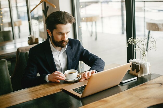 Stilvoller Geschäftsmann, der in einem Büro arbeitet